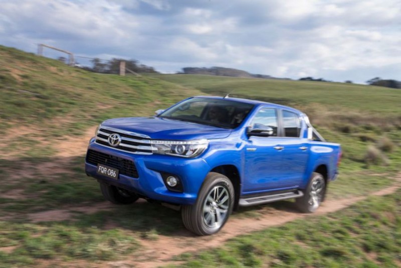 2017-Toyota-Hilux-08-1-800×534
